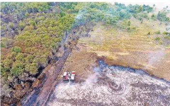  ?? FOTO: WTD 91/BUNDESWEHR/DPA ?? Eine Löschraupe ist auf einem Testgeländ­e der Bundeswehr im Einsatz, nachdem fünf Hektar Moor nach einem Raketentes­t in Brand geraten waren.