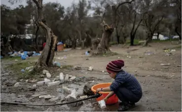  ??  ?? Situatione­n i lägret på Lesbos är akut. Trängsel, usel hygien samt brist på mat och sjukvård gör enligt Läkare utan gränser lägret till en idealisk grogrund för en snabb spridning av ett virus.