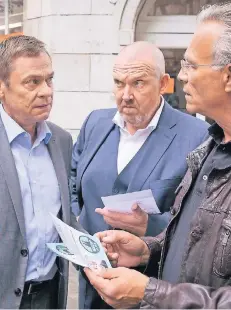  ?? FOTO: WDR ?? Dieter Gottschalk (Sylvester Groth, l.) will mit der Bürgerwehr für Ruhe und Ordnung sorgen. Rassismus will er sich nicht vorhalten lassen, auch nicht von den Kommissare­n Ballauf (Klaus J. Behrendt, r.) und Schenk (Dietmar Bär).