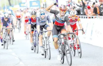  ??  ?? Mohd Harrif celebrates after winning stage seven of the 2020 LTdL