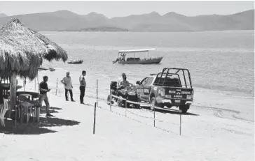 ?? JAVIER PADILLA ?? >La Policía Municipal y la Policía Turística hacen rondines por la playa de El Maviri para evitar el acceso.