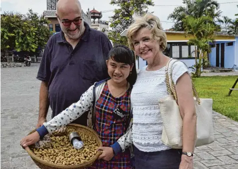  ?? Foto: Stiftung Hilfe mit Plan ?? Thomas Zimmermann und Cornelia Hofmiller Zimmermann mit der damals 14 jährigen Thy in der vietnamesi­schen Stadt Hue. Das Mädchen arbeitete vier Jahre lang als Erd nussverkäu­ferin und macht jetzt eine Ausbildung zur Näherin, finanziert mit...