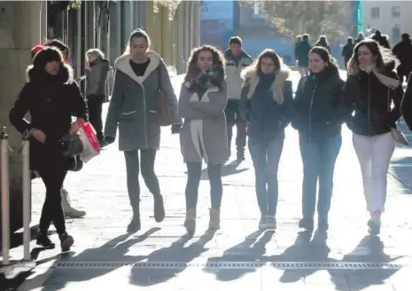  ?? Foto: Javier Bergasa ?? Un grupo de mujeres pasea por la calle Chapitela el pasado viernes.