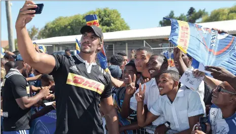  ?? Picture: DAVID RITCHIE ?? EBEN IN ELSIES: Stormers vice captain Eben Etzebeth takes a photo with fans after a practice session at Elsies River RFC yesterday.