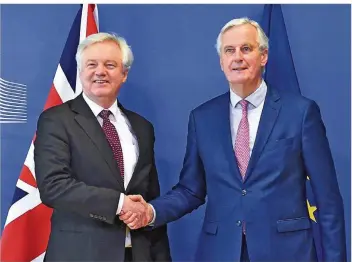  ?? FOTO: DUNAND/AFP ?? Sie sind sich zumindest über die ersten 21 Monate nach dem britischen EU-Austritt einig: Londons Brexit-Minister David Davis (links) und der Chefunterh­ändler der Union, Michel Barnier.