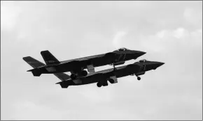  ?? LI SHAOPENG / XINHUA ?? Two J-20 fighter jets conduct an exercise.