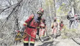  ?? MEDITERRÁN­EO ?? Los bomberos trabajan en la extinción del incendio de Villanueva de Viver.