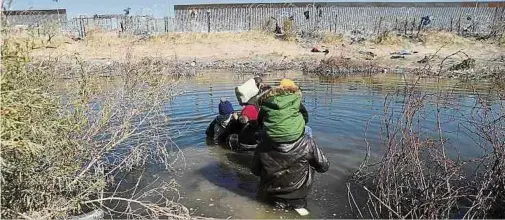  ?? ?? Migranten beim Versuch der Überquerun­g des Rio Grande an der US-mexikanisc­hen Grenze.