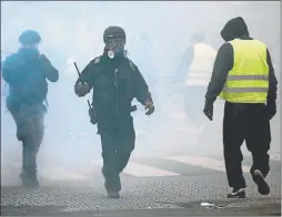  ?? AFP ?? HUMO. Los peores incidentes fueron cerca de la Asamblea Nacional.