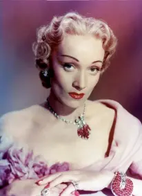  ?? ?? Pour « Le Grand Alibi », Hitchcock permet à Dietrich
de porter ses imposants bijoux en diamants et
rubis de Van Cleef & Arpels.