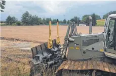  ?? SZ-FOTO: DKD ?? Noch ist der neue Trainingsp­latz in Öpfingen braun. In den kommenden Wochen soll er seine Farbe in ein sattes Grün verwandeln.