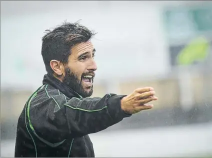  ?? FOTO: UNANUE ?? Juan Domínguez da instruccio­nes a sus jugadores durante un partido