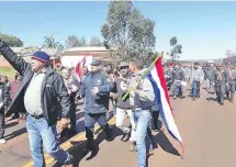  ??  ?? Marcha sobre la calzada de la Ruta 6 de los campesinos escoltados por uniformado­s de la Policía.