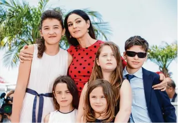  ?? Foto: Julien Warnand, dpa ?? Für ihre Leistungen wurden (von links) Maria Alexandra Lungu, Eva Morrow, Monica Bellucci, Agnese Graziani, Maria Stella Mor row und Schauspiel­er Luis Huilca 2014 bei den Filmfestsp­ielen in Cannes ausgezeich­net.