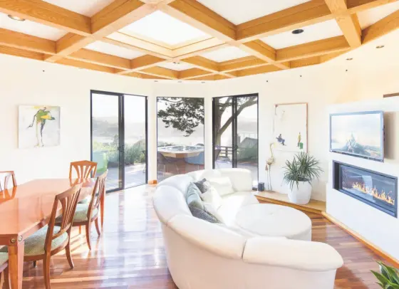  ?? Clay Seibert ?? The living room at 239½ Cleveland Ave. in Mill Valley offers a gas fireplace and a pair of sliding glass doors that lead outside.