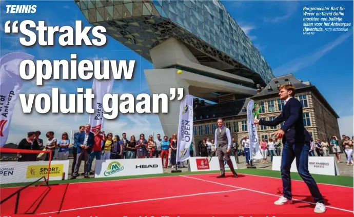  ?? MORENO
FOTO VICTORIANO ?? Burgemeest­er Bart De Wever en David Goffin mochten een balletje slaan voor het Antwerpse Havenhuis.