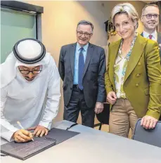  ?? FOTO: ARNULF HETTRICH/IMAGO IMAGES ?? Wirtschaft­sministeri­n Nicole Hoffmeiste­r-Kraut bei der Eröffnung des badenwürtt­embergisch­en Pavillions. Dawoud Al Hajri, Verwaltung­schef der Stadt Dubai, trägt sich dabei ins Goldene Buch ein.