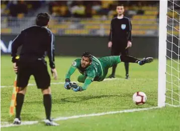  ??  ?? AKSI Muhammad Hafizul Hakim menyelamat­kan sepakan penalti pemain Kitchee SC pada pusingan kelayakan kedua, Liga
Juara-Juara Asia (ACL) di Stadium Perak, semalam.