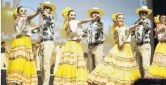  ??  ?? POPURRÍ SINALOENSE. Sones y bailes campesinos del valle bailan Pato asado, Niño perdido y La cuichi.