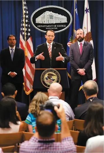  ?? PHOTO AFP ?? Le procureur général adjoint Rod Rosenstein, au centre, a présenté les accusation­s lors d’une conférence de presse hier au départemen­t de la Justice, à Washington.