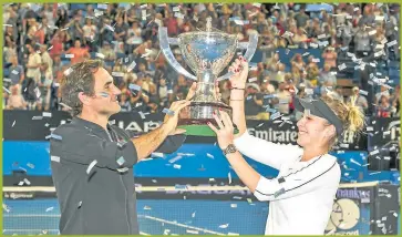  ?? AFP ?? DOBLE MIXTO. Federer y Belinda Bencic le ganaron a Alemania y levantaron la Copa Hopman.
