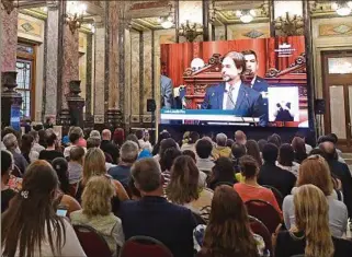  ?? ?? EL SALUDO .Al irse del Palacio Legislativ­o, el presidente Luis Lacalle Pou hizo detener el vehículo oficial a poco de haber arrancado, para saludar a los militantes del Partido Nacional que, bajo lluvia, lo estaban esperando en la circunvala­ción de la sede del Parlamento.