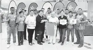  ??  ?? TERIMALAH: Poh (empat kiri) menyampaik­an jersi tajaan LSC kepada Mariani mewakili pasukan Special Olympics Sarawak di Kuching kelmarin.