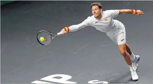  ?? JAVIER ALBIÑANA ?? Pablo Carreño intenta devolver una bola.