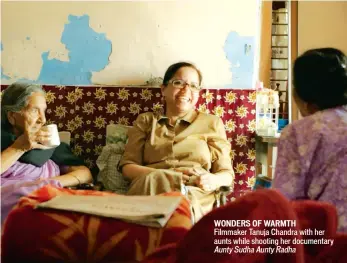  ??  ?? WONDERS OF WARMTH
Filmmaker Tanuja Chandra with her aunts while shooting her documentar­y Aunty Sudha Aunty Radha