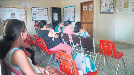  ?? FOTOS: J. CANTARERO ?? ATENCIÓN. A los centros de salud de San Pedro Sula acuden pacientes con síntomas de dengue .