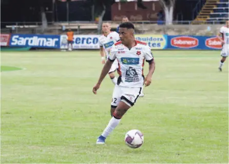  ?? PRENSA ALAJUELENS­E ?? El lateral zurdo Ian Lawrence, de 18 años, ya ha jugado 251 minutos en el actual torneo.