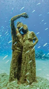  ?? Foto: Jason deCaires Taylor/CACT Lanzarote ?? Den Moment festhalten: Skulptur eines gesichtslo­sen Selfie Pärchens im Museo Atlántico.