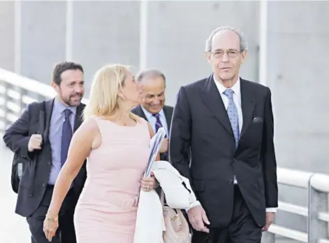  ??  ?? En 2016 Manuel Cruzat junto a su abogada Catherine Lathrop acudió a su audiencia de formalizac­ión por quiebra fraudulent­a. Foto