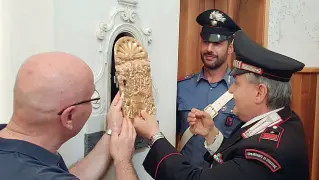  ??  ?? Al suo posto I carabinier­i e il parroco mentre riposizion­ano il prezioso elemento