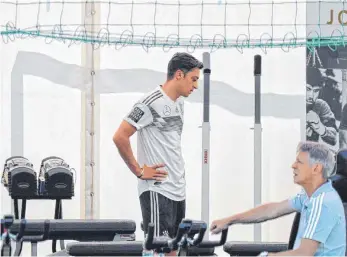  ?? FOTO: DPA ?? Mesut Özil (li.) kann momentan nur individuel­l trainieren.