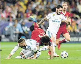  ?? FOTO: GETTY ?? Mohamed Salah acabó lesionado tras una pugna con Sergio Ramos