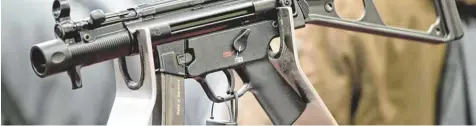  ?? Foto: Daniel Karmann, dpa ?? Ein Gewehr des deutschen Hersteller­s Heckler & Koch. Die schwäbisch­e Waffenschm­iede legt sich jetzt selbst Fesseln an.