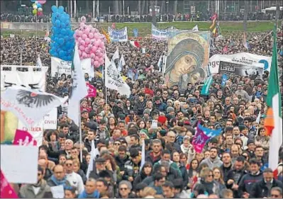  ?? REMO CASILLI / REUTERS ?? Un moment de la concentrac­ió multitudin­ària d’ahir a Roma contra la llei d’unions gais