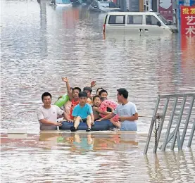  ??  ?? China. Una balsa improvisad­a en una ruta de Zhengzhou.REUTERS