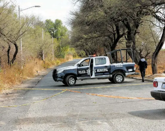  ??  ?? Nueva toma clandestin­a detectada luego que robaron el combustibl­e. Hay dos detenidos.