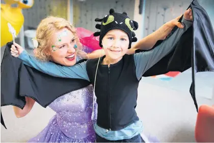  ?? Picture / Doug Sherring ?? Liza Shieff and Victoria Vysotskaya, 6, have fun as the Tooth Fairy and Toothless the dragon.