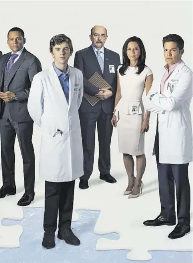  ?? MEDIASET ?? EL EQUIPO . El actor Freddie Highmore (en el centro), con el resto de protagonis­tas de ‘The Good Doctor’.