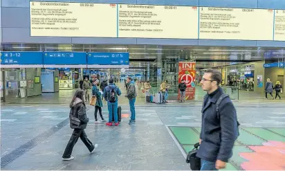  ?? ?? Der Verkehrsko­llaps blieb aus: Am Montag stand der gesamte Zugverkehr in Österreich still. Dementspre­chend leer war es daher auch am Wiener Hauptbahnh­of.