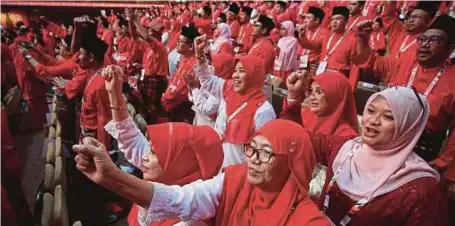  ??  ?? Perwakilan bersemanga­t ketika mendengar ucapan Presiden, Datuk Seri Najib Razak pada Perhimpuna­n Agung UMNO 2017, semalam.