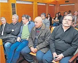  ?? (SERGIO CEJAS / ARCHIVO) ?? Banquillo. Parte de los acusados por la tragedia del 107, el día del fallo dictado en la Cámara 1ª del Crimen de Córdoba.