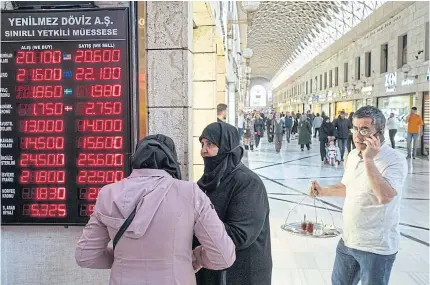  ?? BLOOMBERG ?? An electronic board displays currency exchange rates at a bazaar in Bursa, Turkey, on May 18.