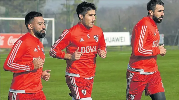  ?? PRENSA RIVER ?? Al trote. Lollo corre en Ezeiza flanqueado por Rojas y Pratto. El central cordobés se operó tres veces sus dos pies y está listo para cumplir una exigente pretempora­da.