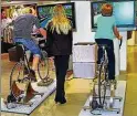  ??  ?? Am Fahrradsim­ulator der AOK PLUS wetteifern Teilnehmer(innen) um den Titel des BurgenSpri­nter-Königs auf virtuellen Original Tour-de-France-Strecken. Foto: FSV Thuringia e.V.
