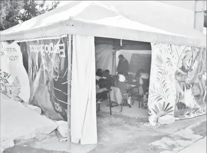  ??  ?? En una carpa habilitada como salón de clases son atendidos alumnos de la primaria La Reforma, en la localidad indígena de Dengantzha, municipio de Francisco I. Madero, Hidalgo, pues su escuela corre el riesgo de desplomars­e tras el sismo del 19 de...