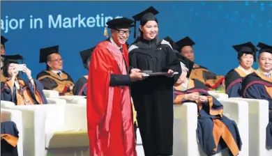  ?? CHEN CHENGXIAO / FOR CHINA DAILY ?? Hong Kong tycoon Li Ka-shing presents an award to Huang Yanting, one of the most outstandin­g graduates at Shantou University this year, at the Guangdong-based university’s graduation ceremony on Friday.